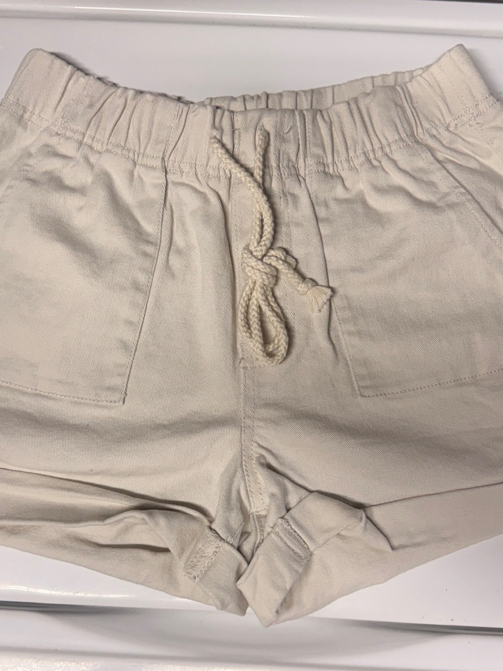 No Boundaries Women’s Cream Elastic Waist Shorts sz L